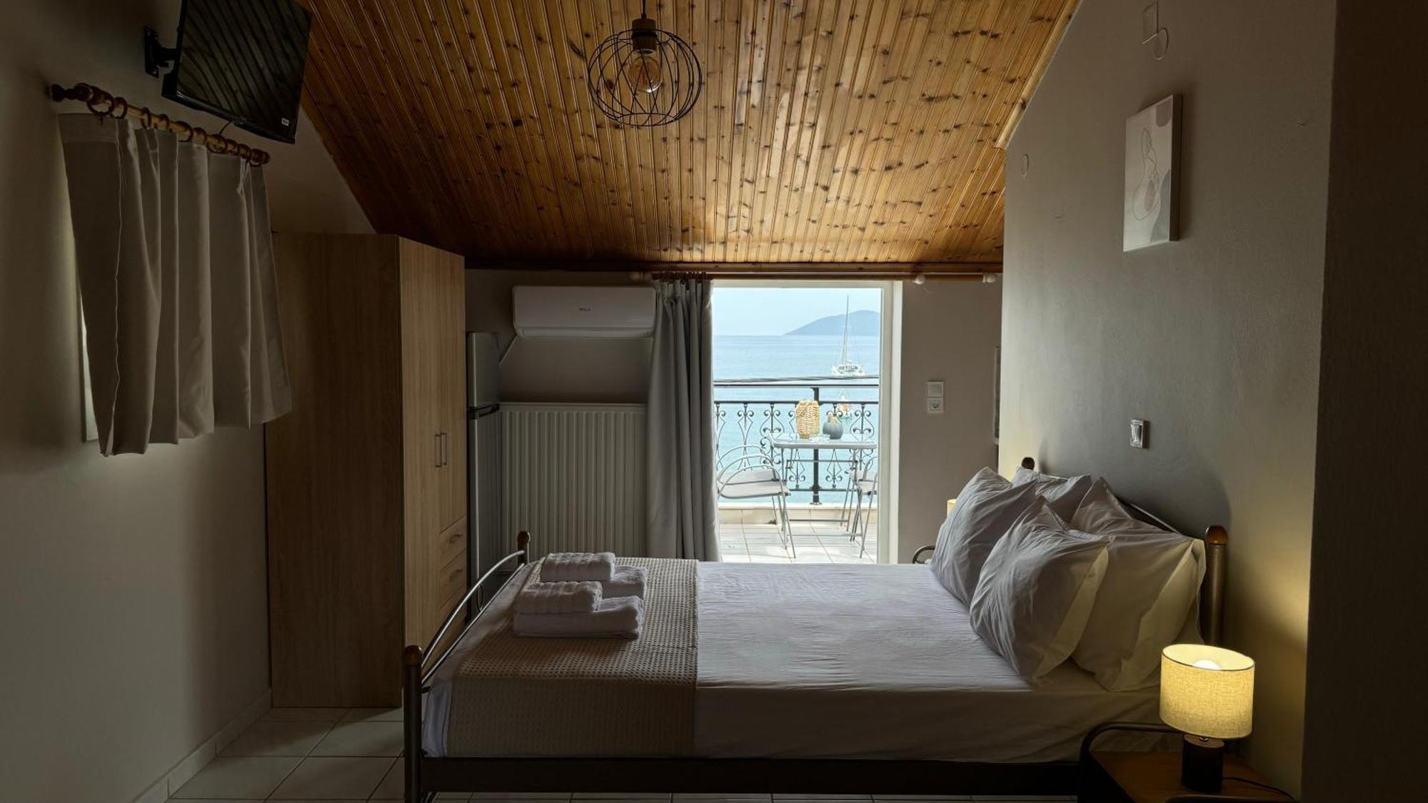 Sea Side Studios Agia Efimia Bagian luar foto