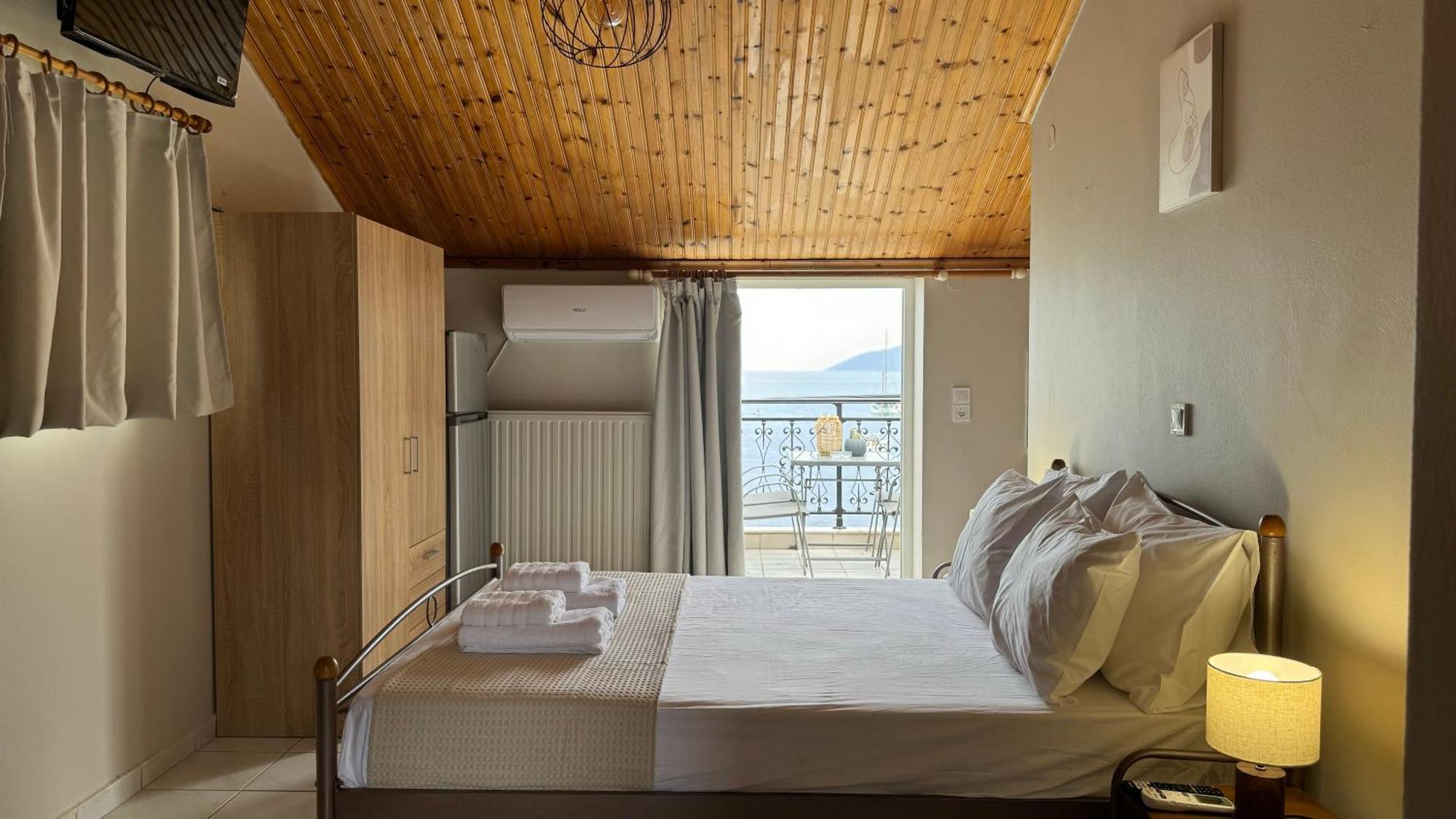 Sea Side Studios Agia Efimia Bagian luar foto